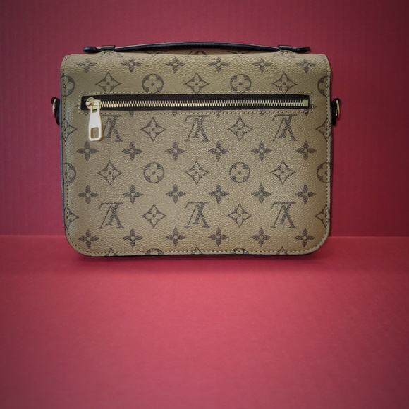 Louis Vuitton - Picture 2 of 3